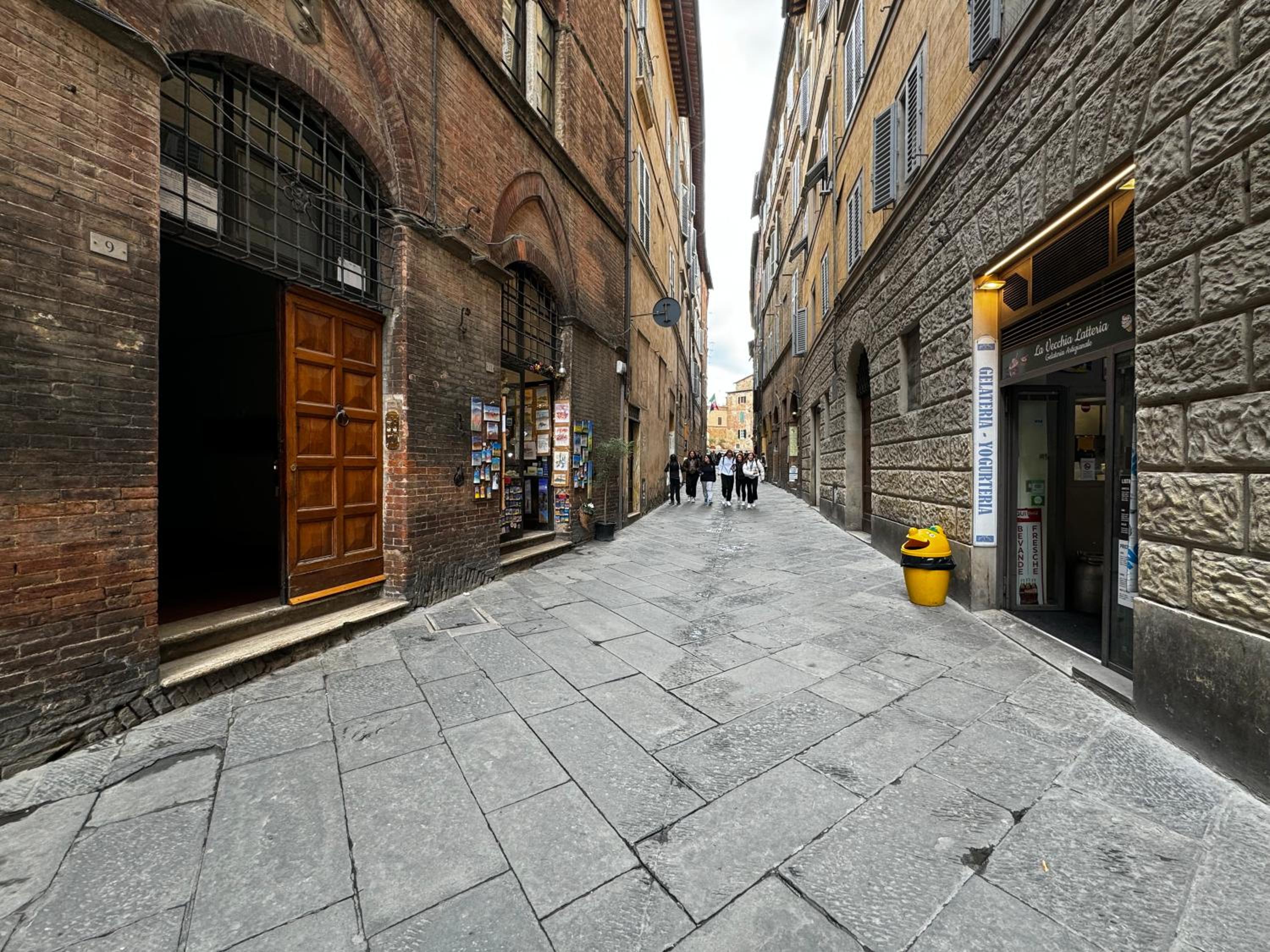 Marilyn - Near the Duomo photo 3