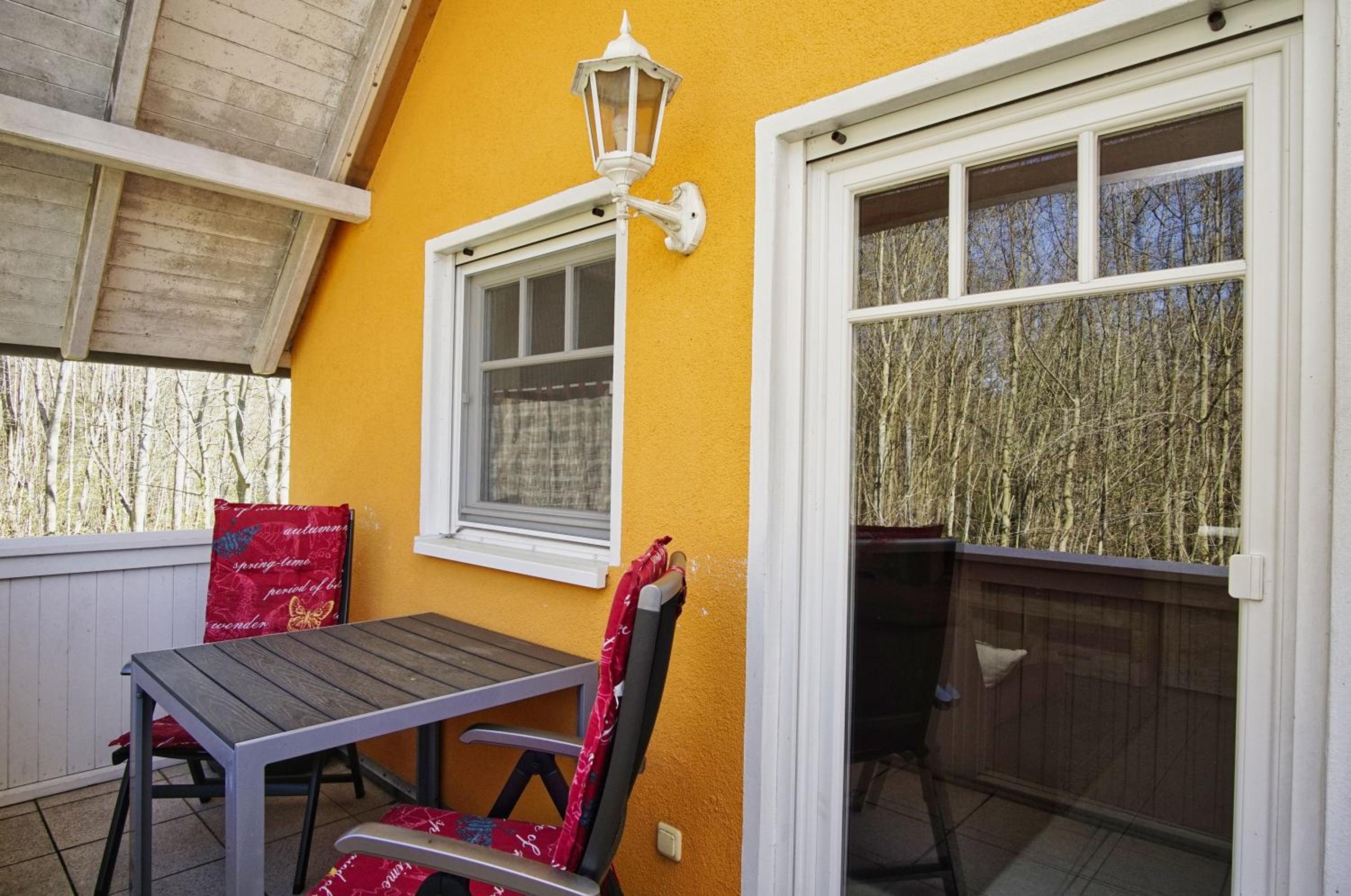 Urlaub in Strandnähe und in idyllischer Lage - Villa Waldidyll FeWo Rügenglück