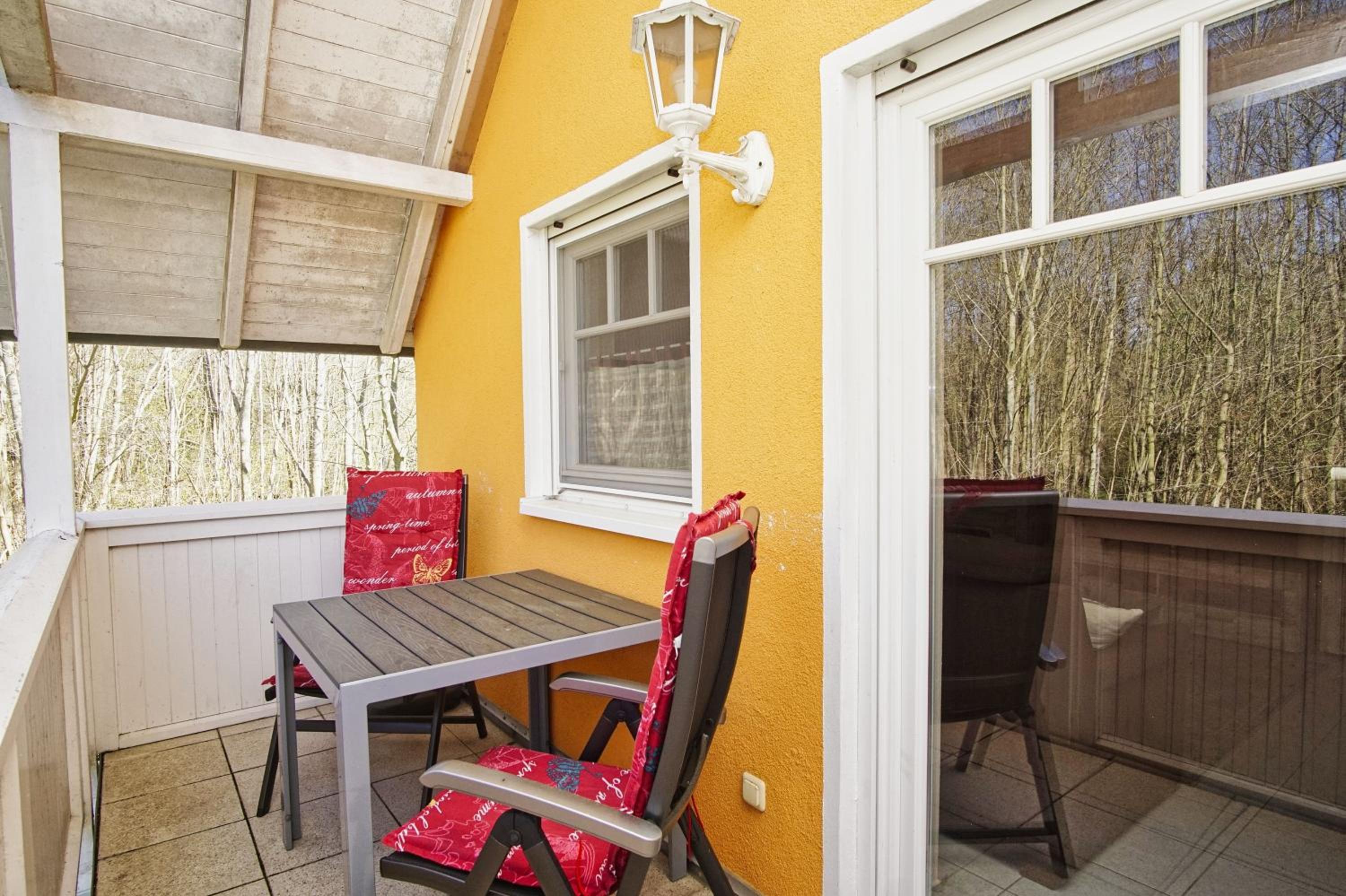 Urlaub in Strandnähe und in idyllischer Lage - Villa Waldidyll FeWo Rügenglück