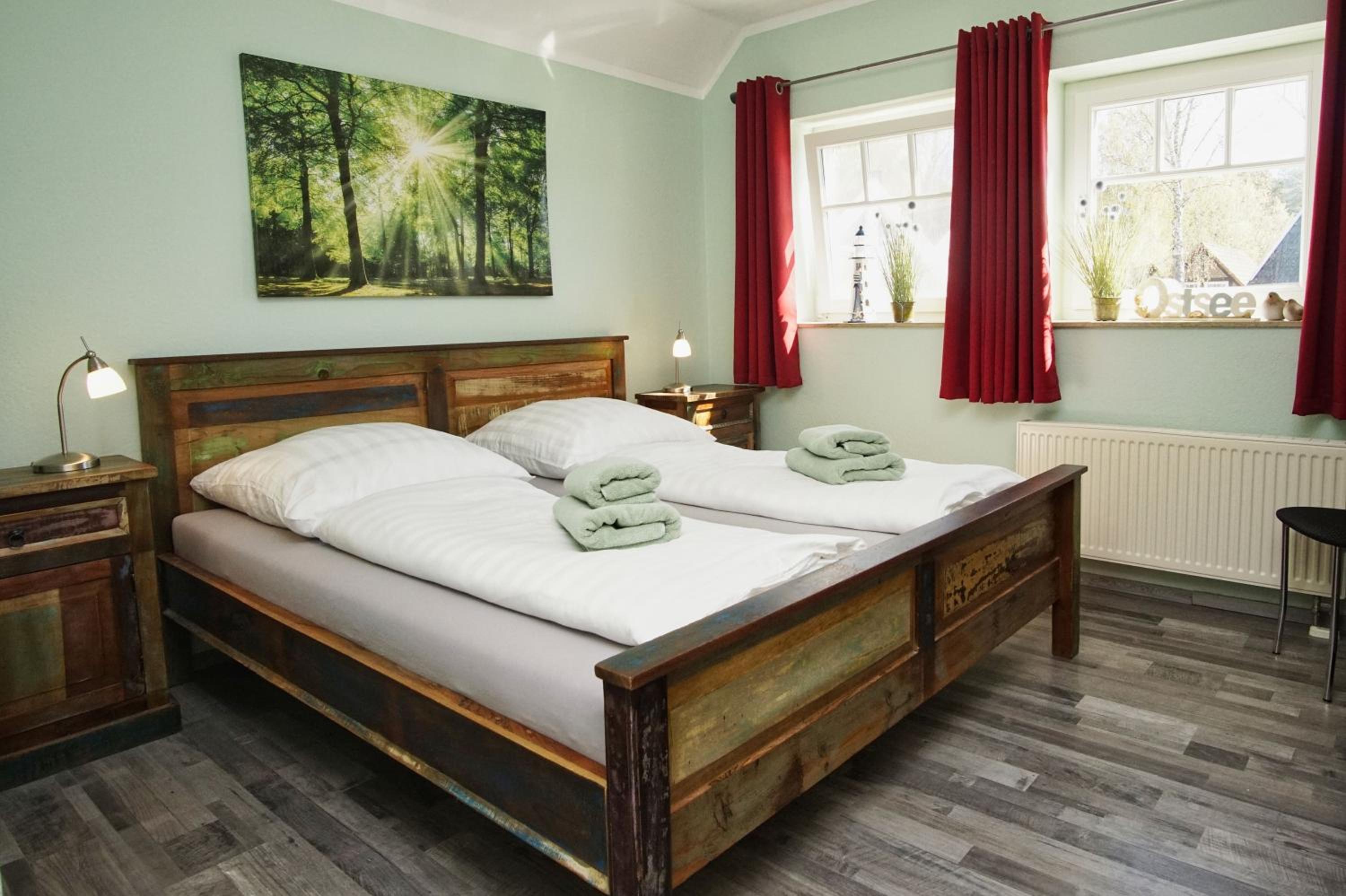 Urlaub in Strandnähe und in idyllischer Lage - Villa Waldidyll FeWo Rügenglück