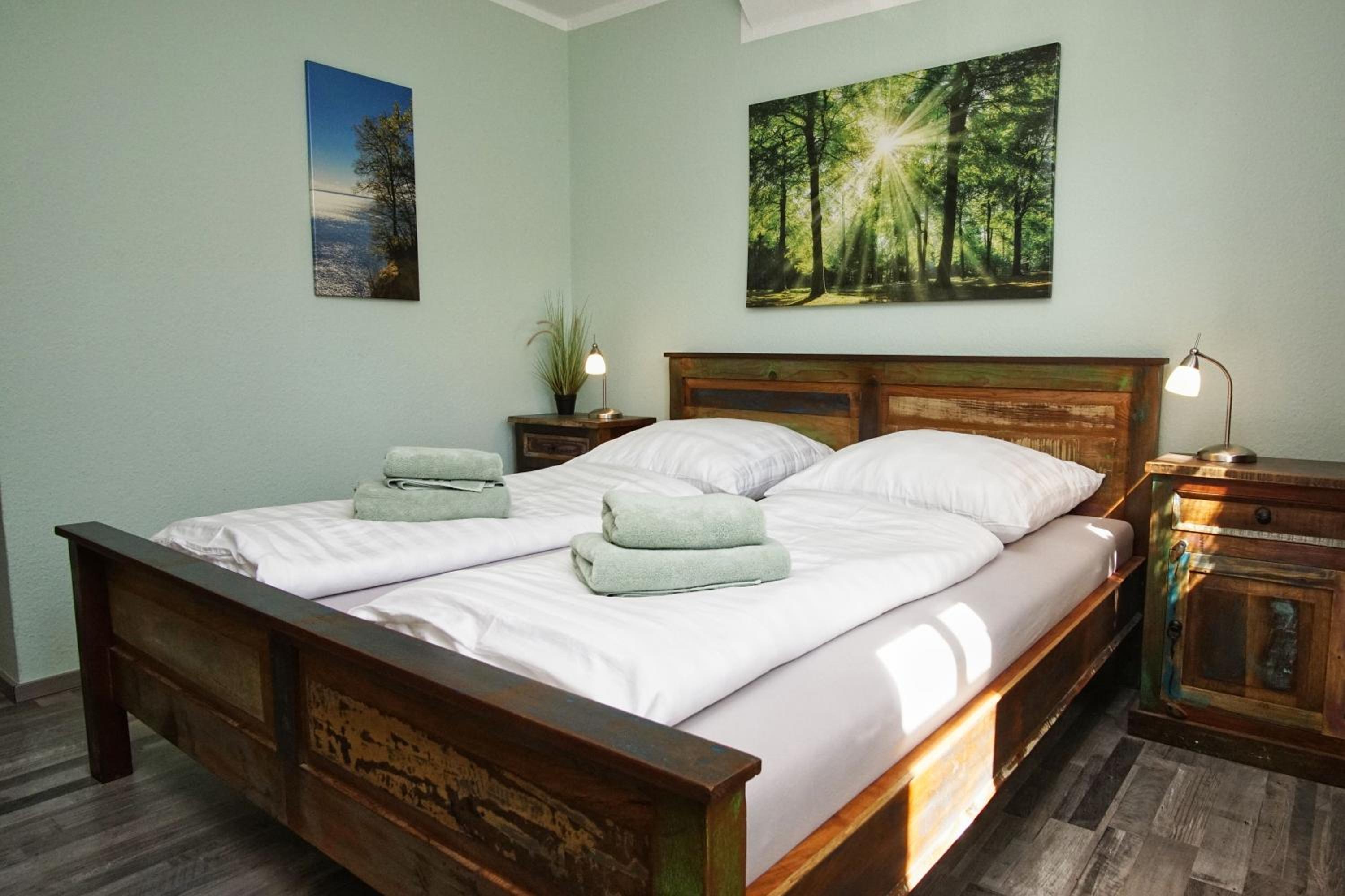 Urlaub in Strandnähe und in idyllischer Lage - Villa Waldidyll FeWo Rügenglück