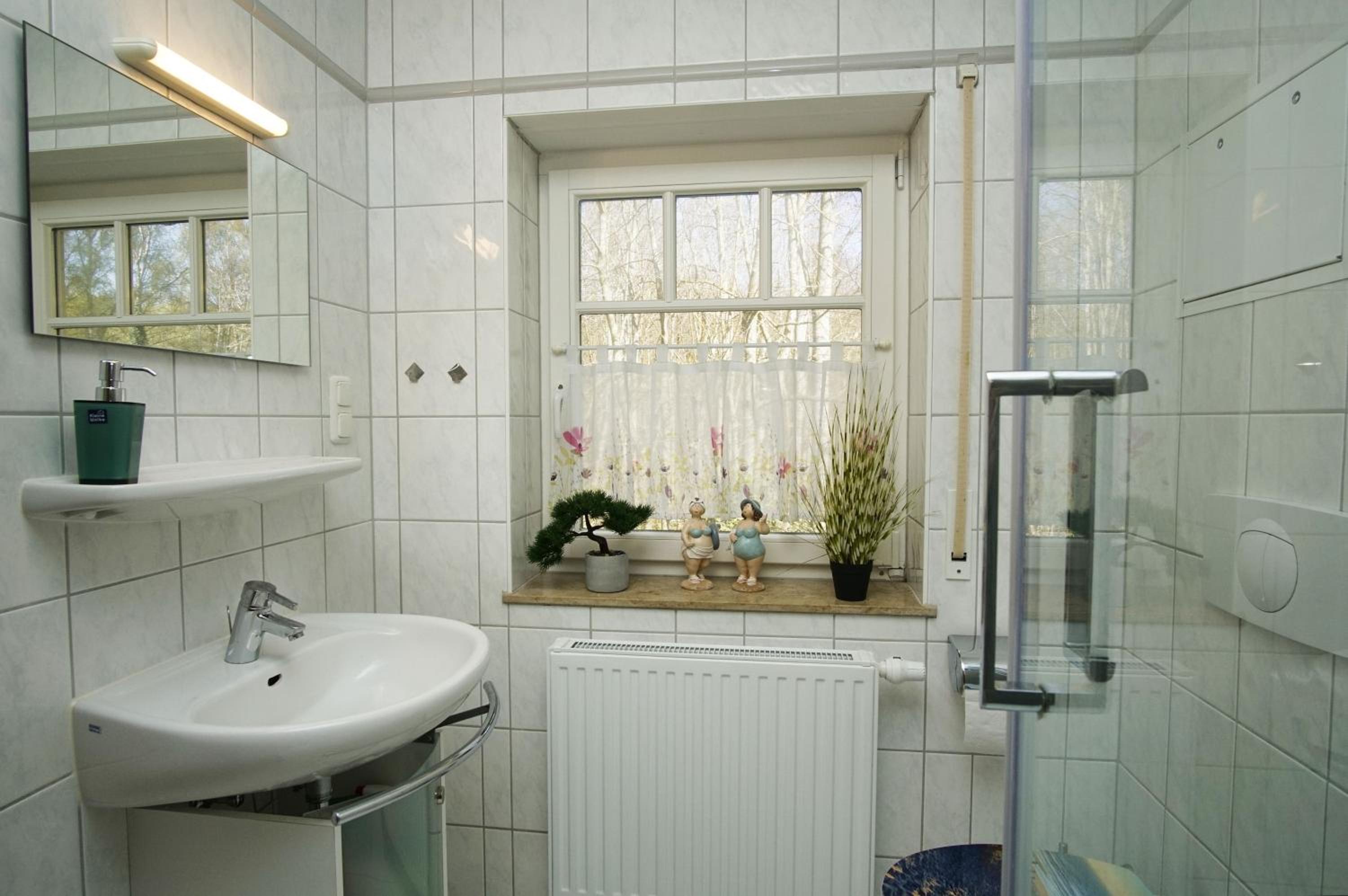 Urlaub in Strandnähe und in idyllischer Lage - Villa Waldidyll FeWo Rügenglück