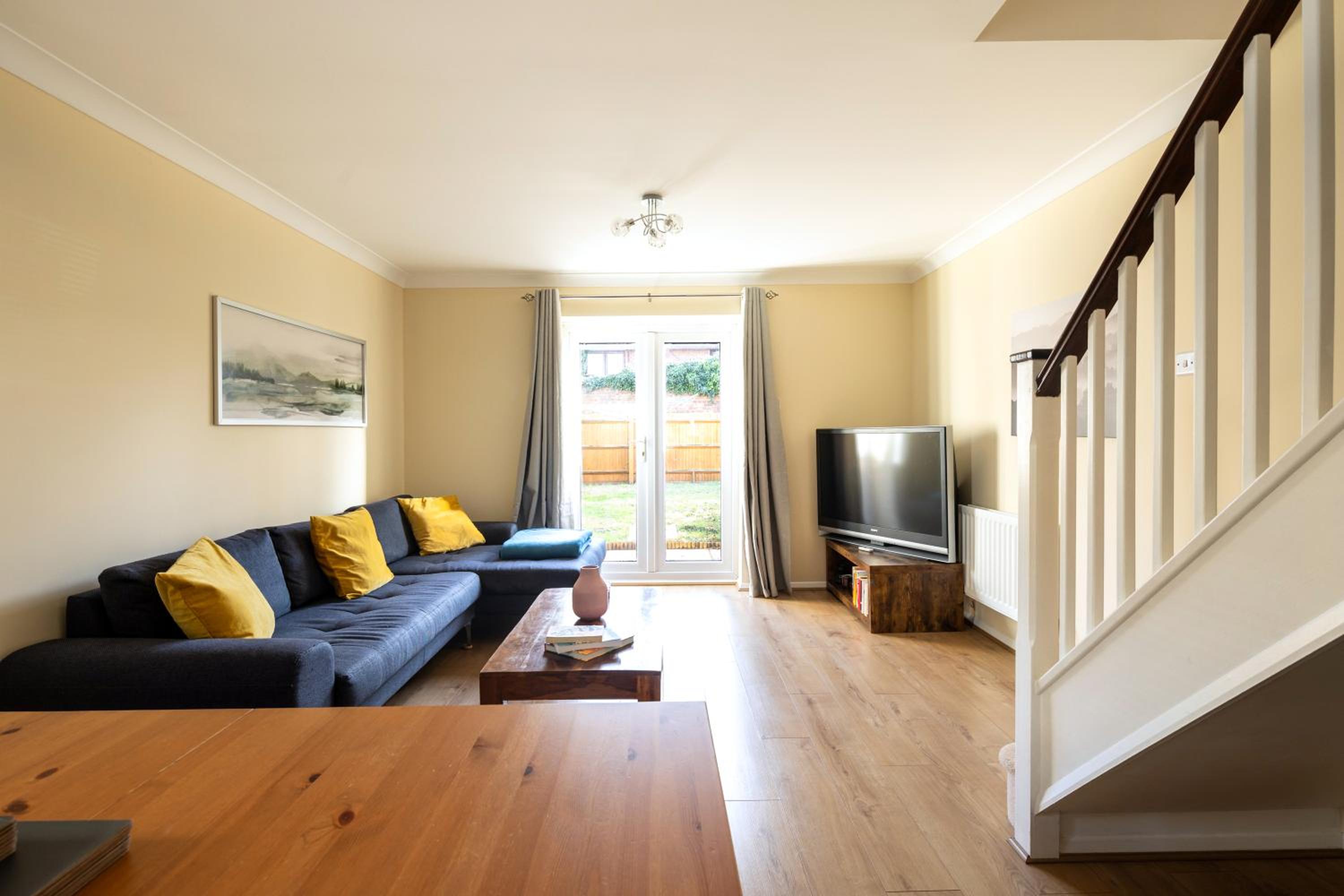 Guildford Vacations - Guildford Townhouse with Parking - Property Image 1