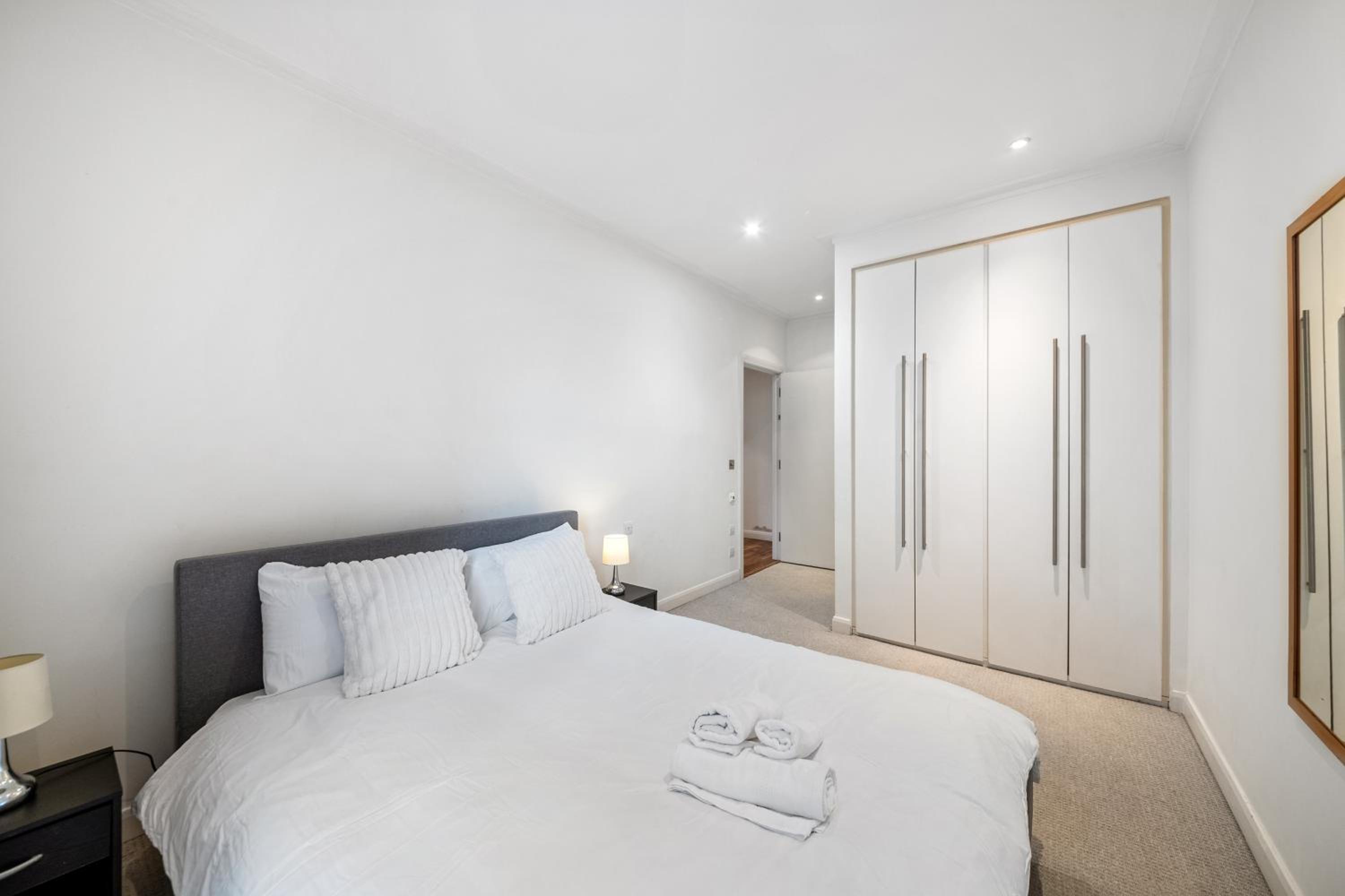 Londwell, Canary Wharf River Thames Balcony Suite view 4