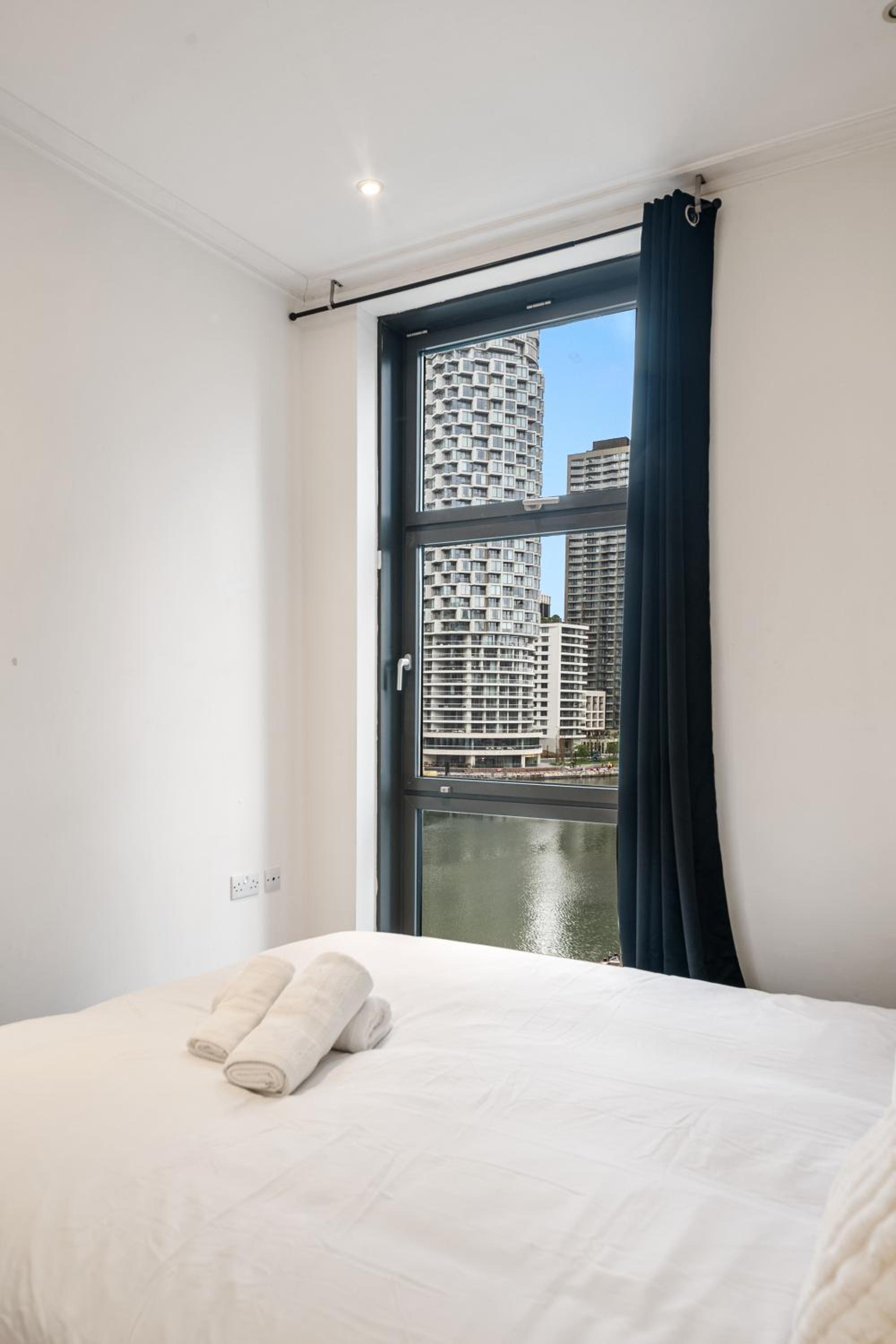 Londwell, Canary Wharf River Thames Balcony Suite view 3