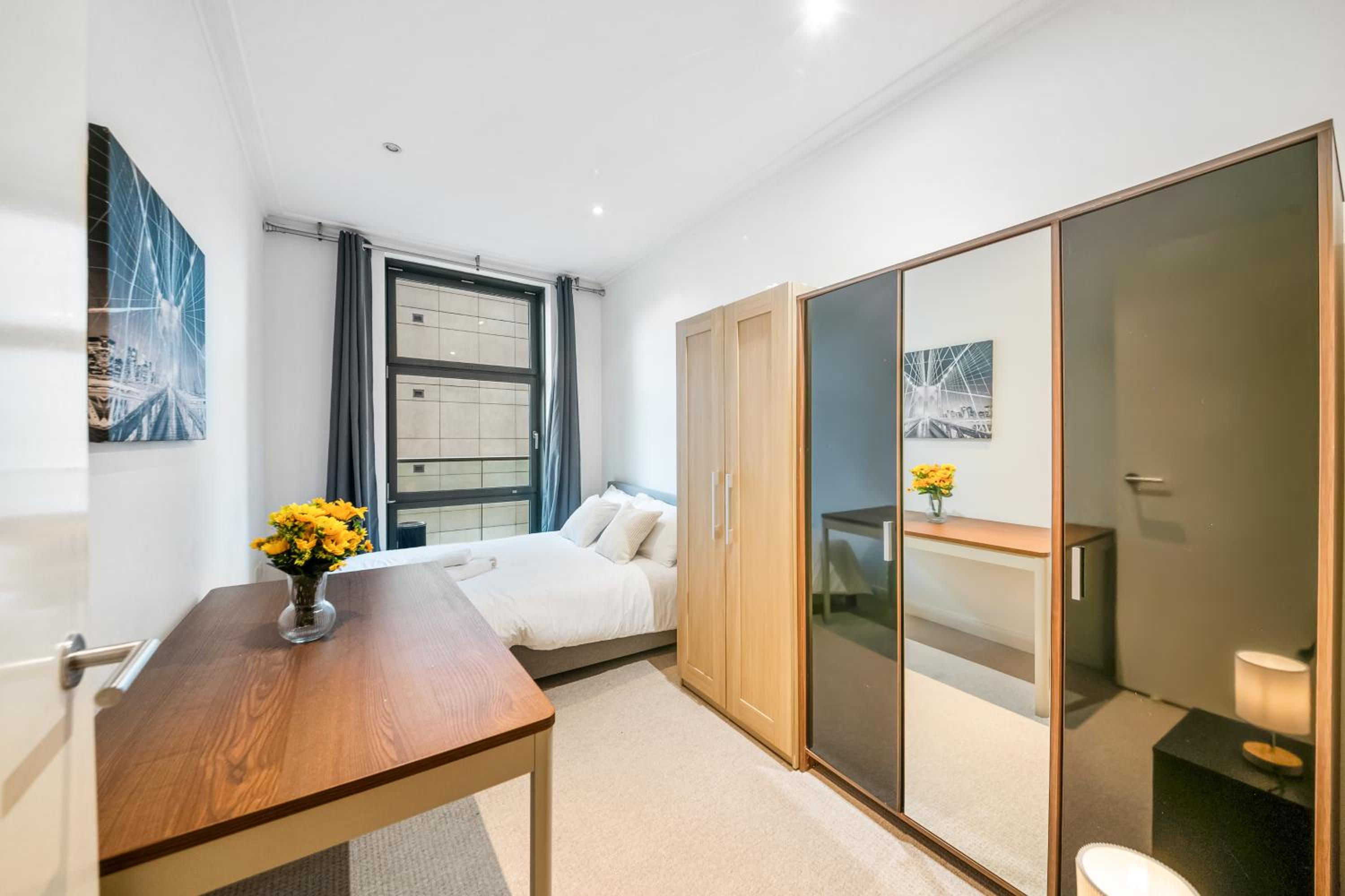 Londwell, Canary Wharf River Thames Balcony Suite view 5