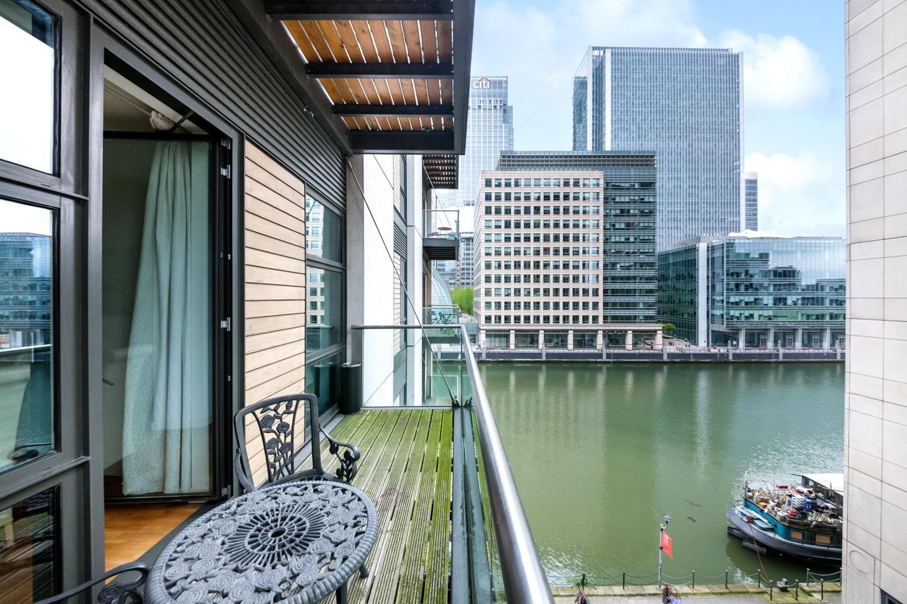 Londwell, Canary Wharf River Thames Balcony Suite view 2