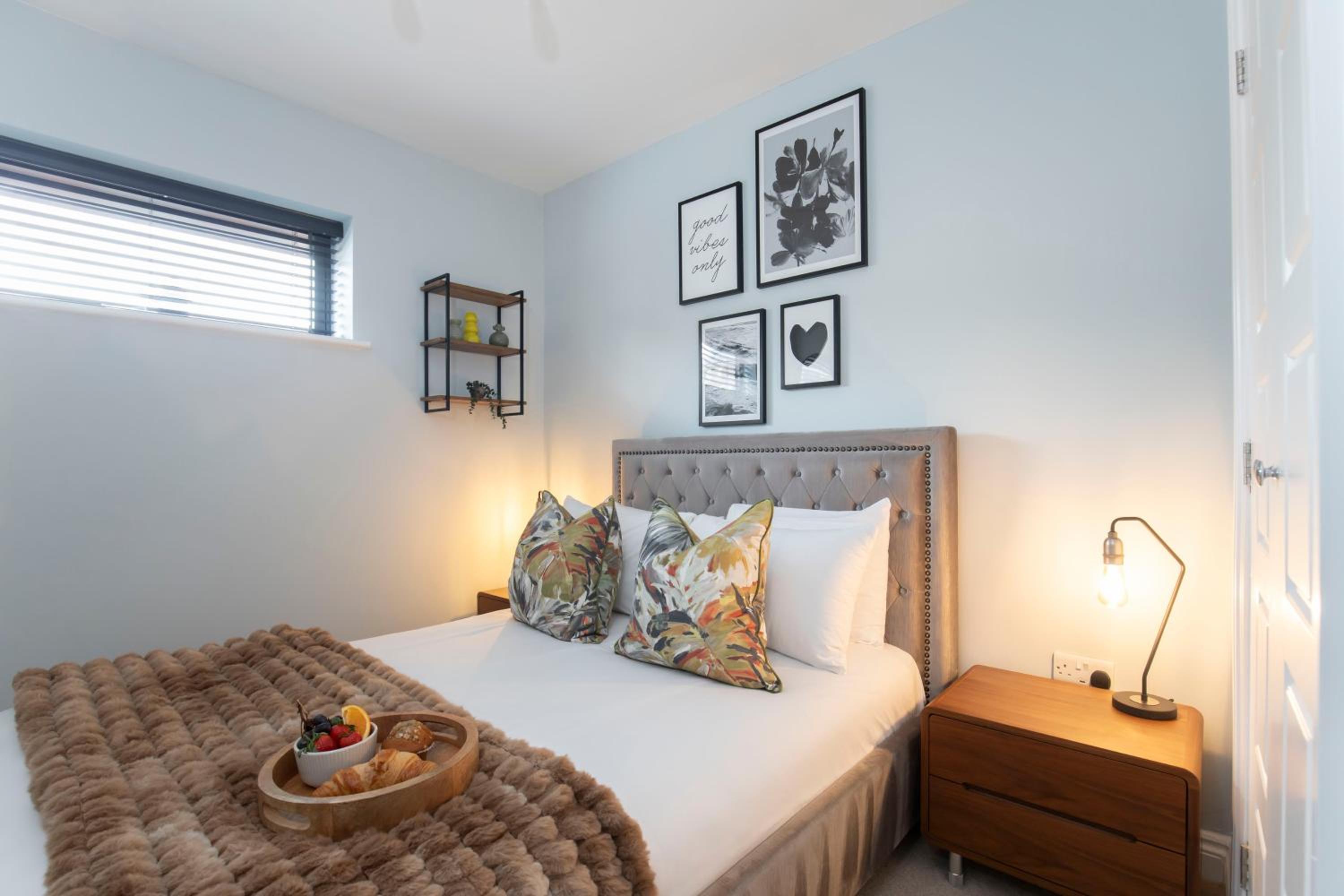 Elliot Oliver - Stylish 2 Bedroom Apartment With Parking In The Docks view 4