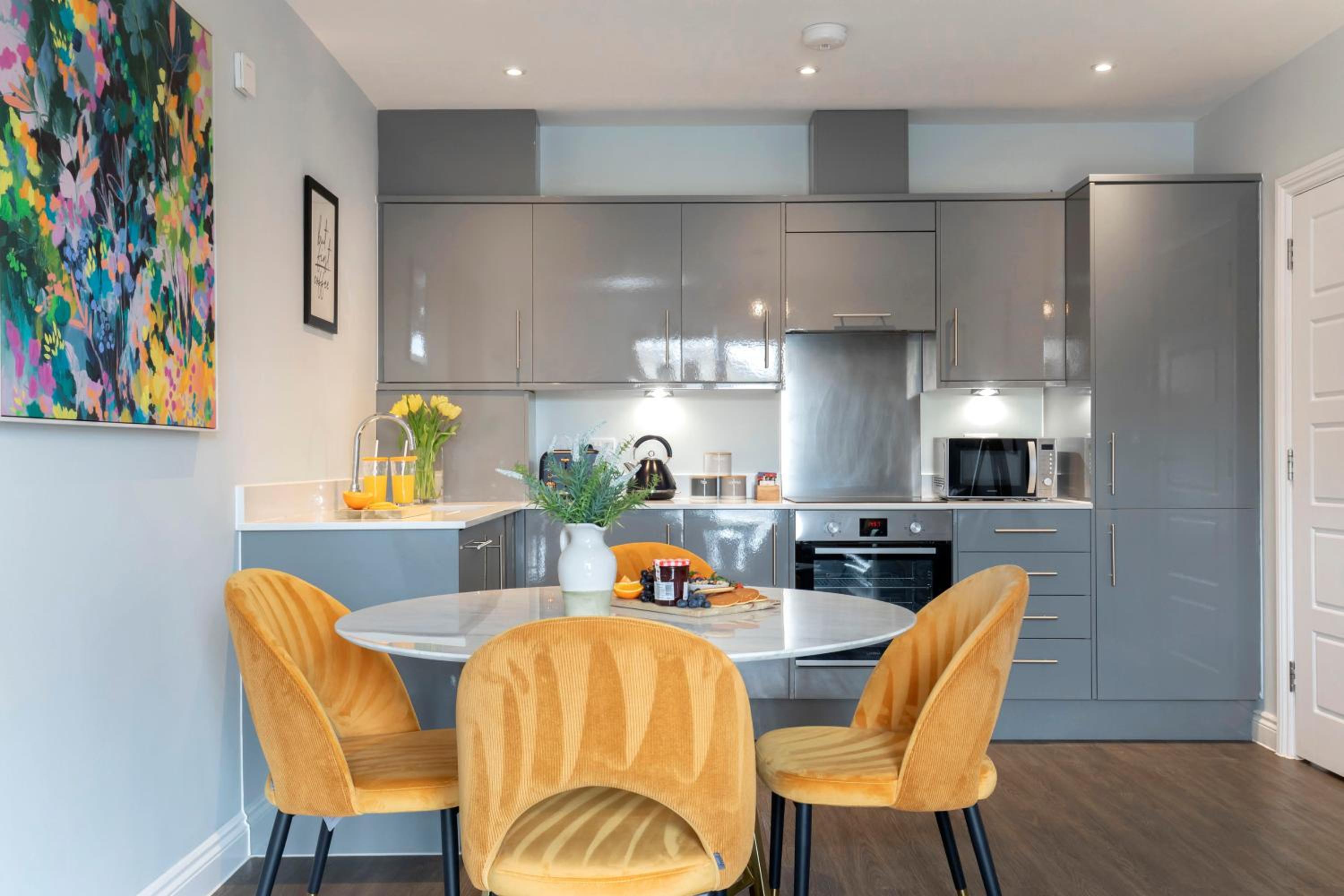 Elliot Oliver - Stylish 2 Bedroom Apartment With Parking In The Docks view 3