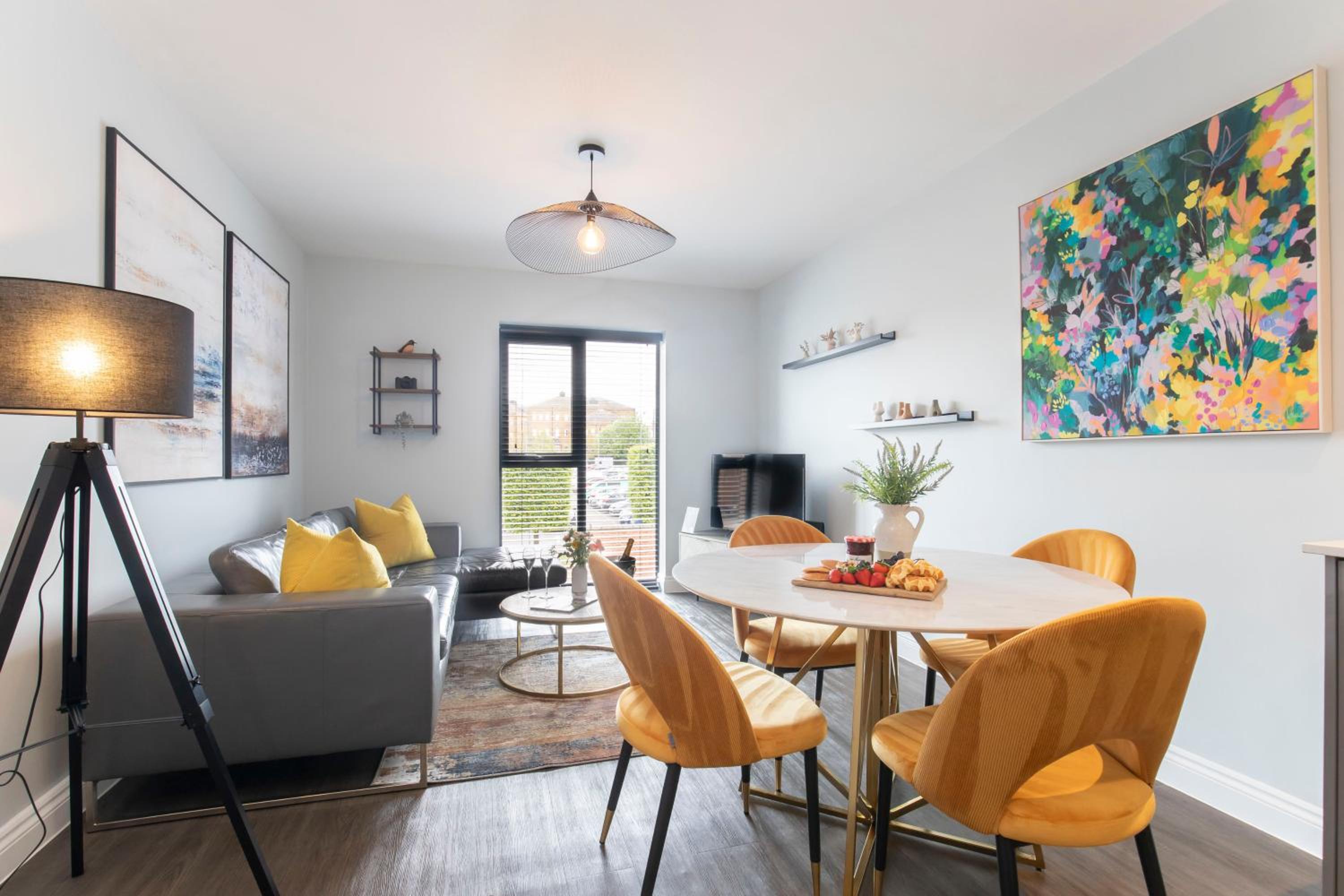 Elliot Oliver - Stylish 2 Bedroom Apartment With Parking In The Docks view 2