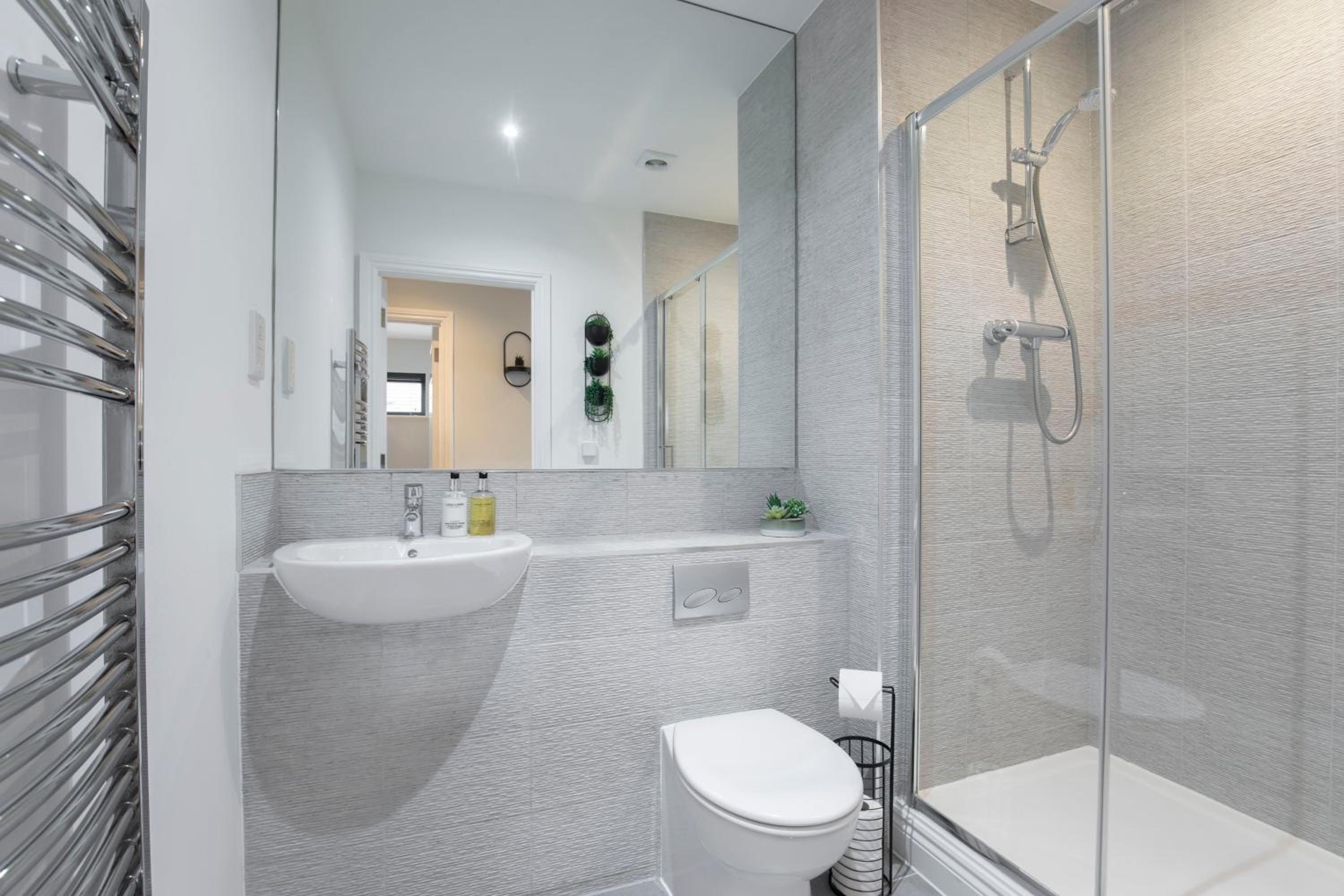 Elliot Oliver - Stylish 2 Bedroom Apartment With Parking In The Docks view 5