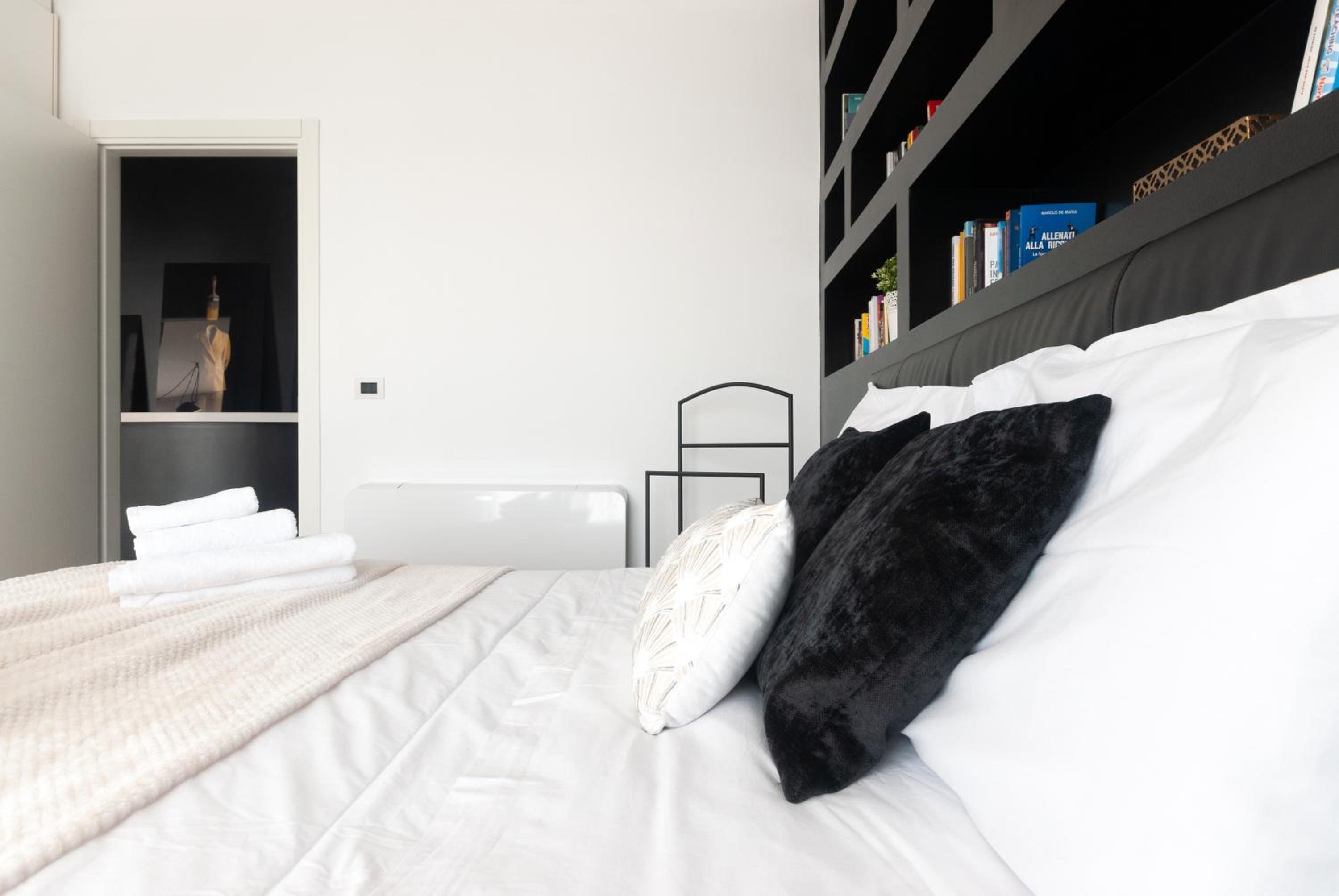 Apartment with Panoramic View of Milan and public free parking lot