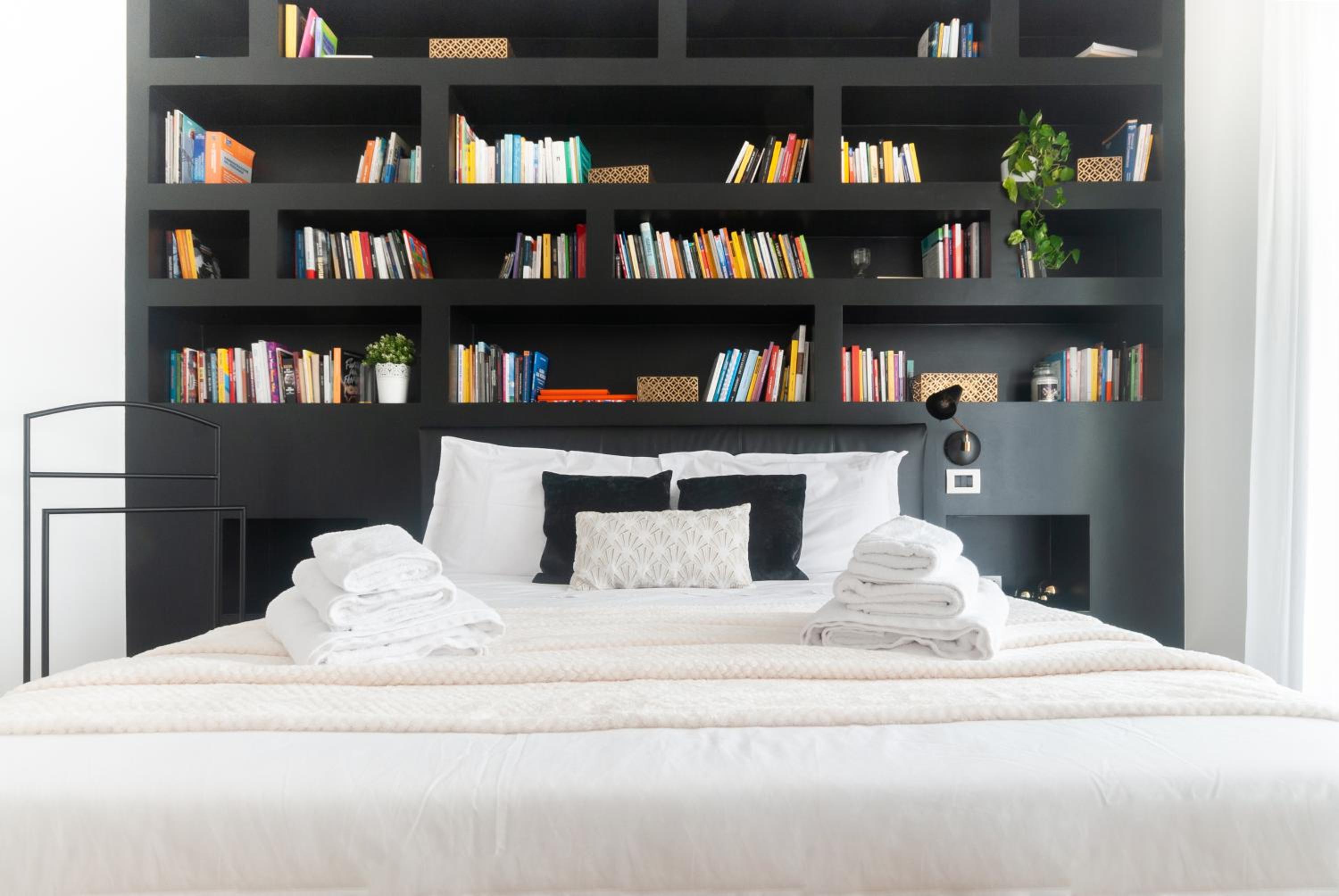 Apartment with Panoramic View of Milan and public free parking lot