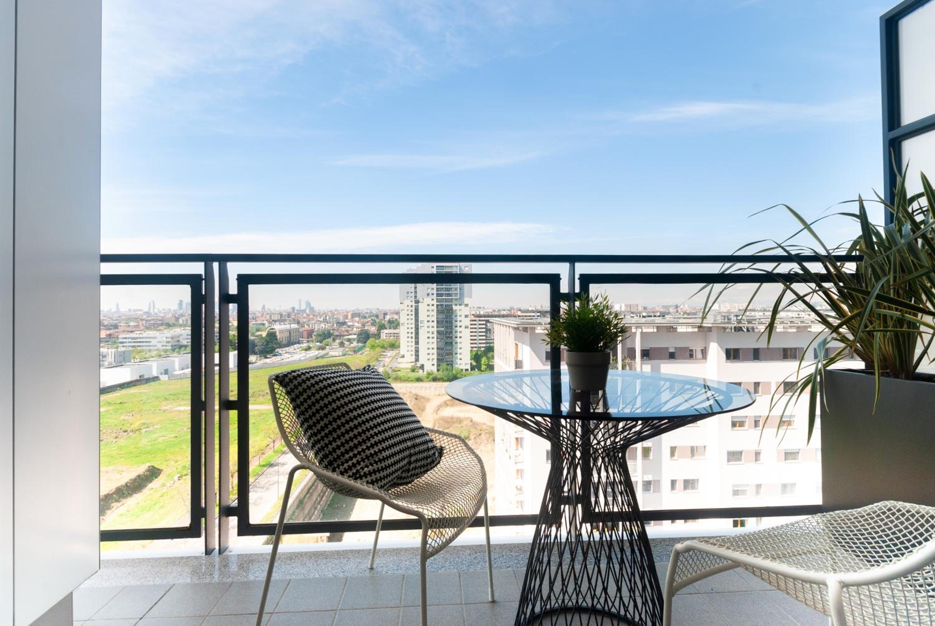 Apartment with Panoramic View of Milan and public free parking lot
