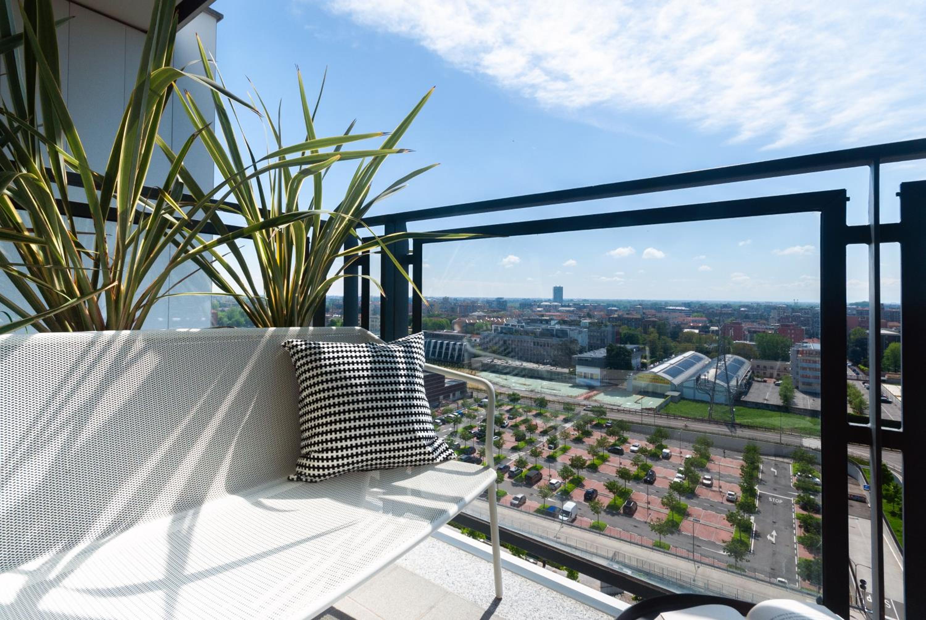 Apartment with Panoramic View of Milan and public free parking lot