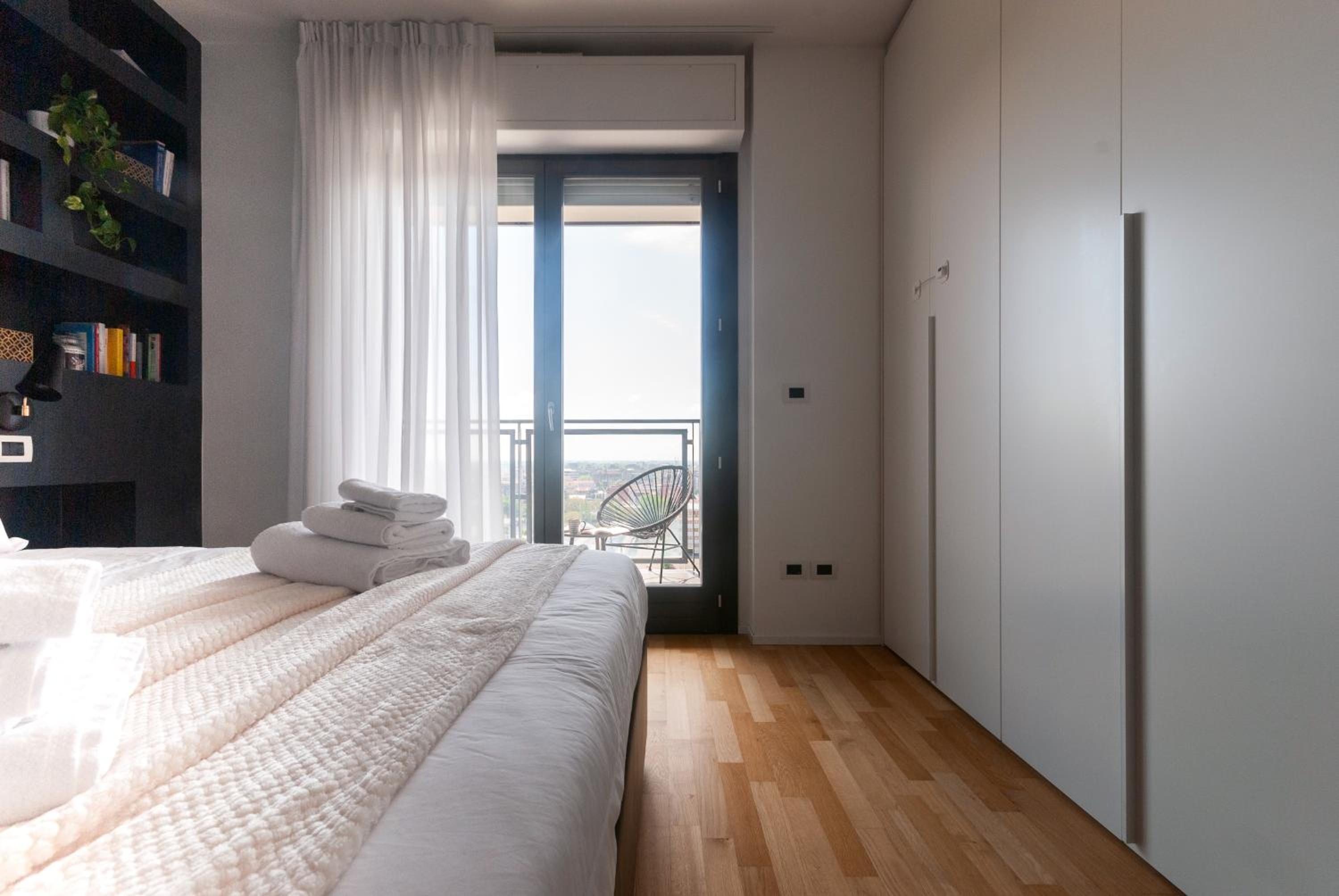 Apartment with Panoramic View of Milan and public free parking lot