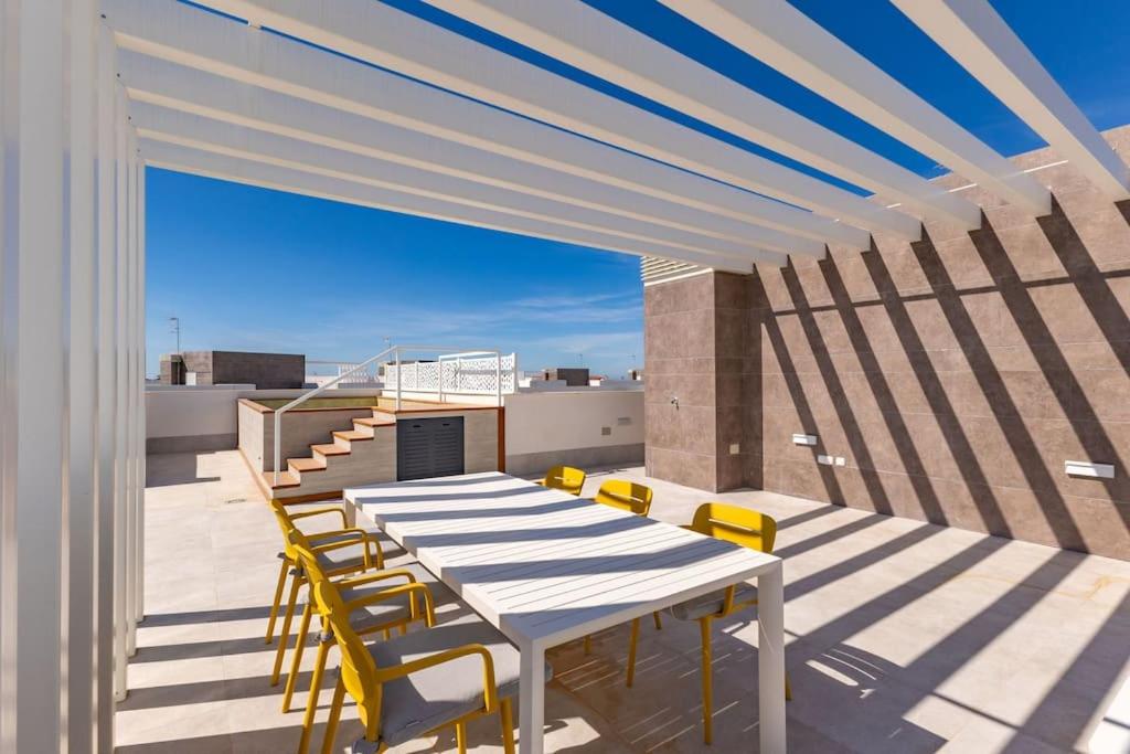 Deluxe penthouse front line to the beach by Valcambre