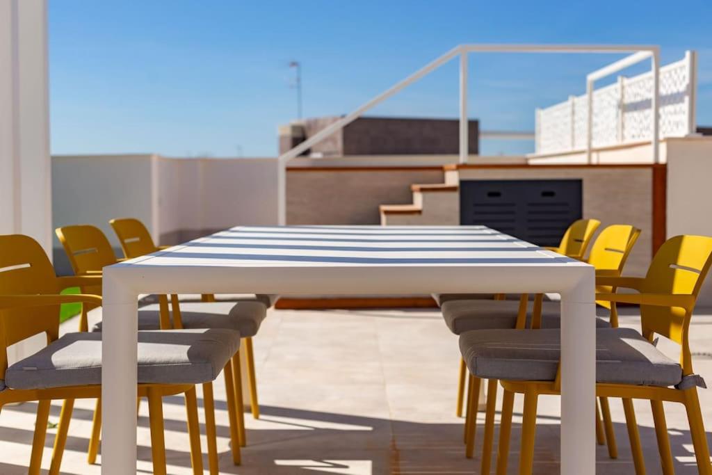 Deluxe penthouse front line to the beach by Valcambre