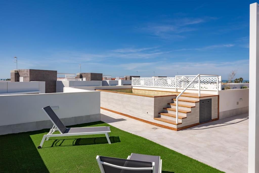 Deluxe penthouse front line to the beach by Valcambre