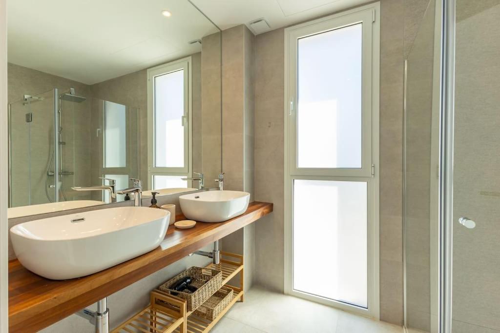 Deluxe penthouse front line to the beach by Valcambre