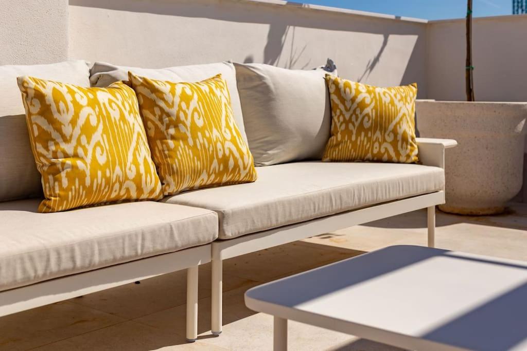 Deluxe penthouse front line to the beach by Valcambre