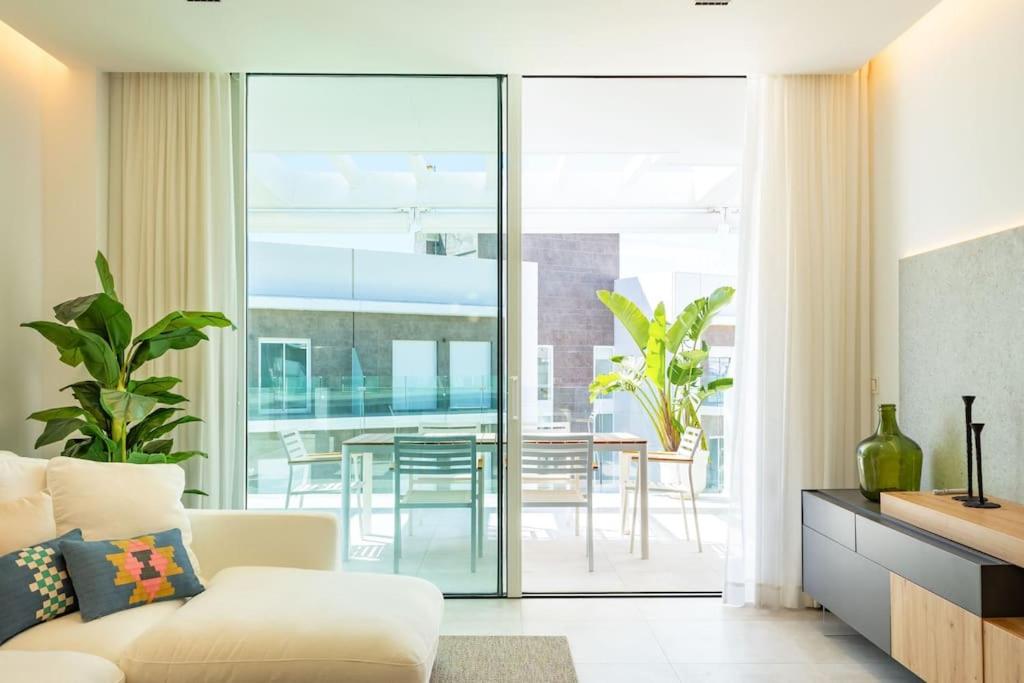 Deluxe penthouse front line to the beach by Valcambre