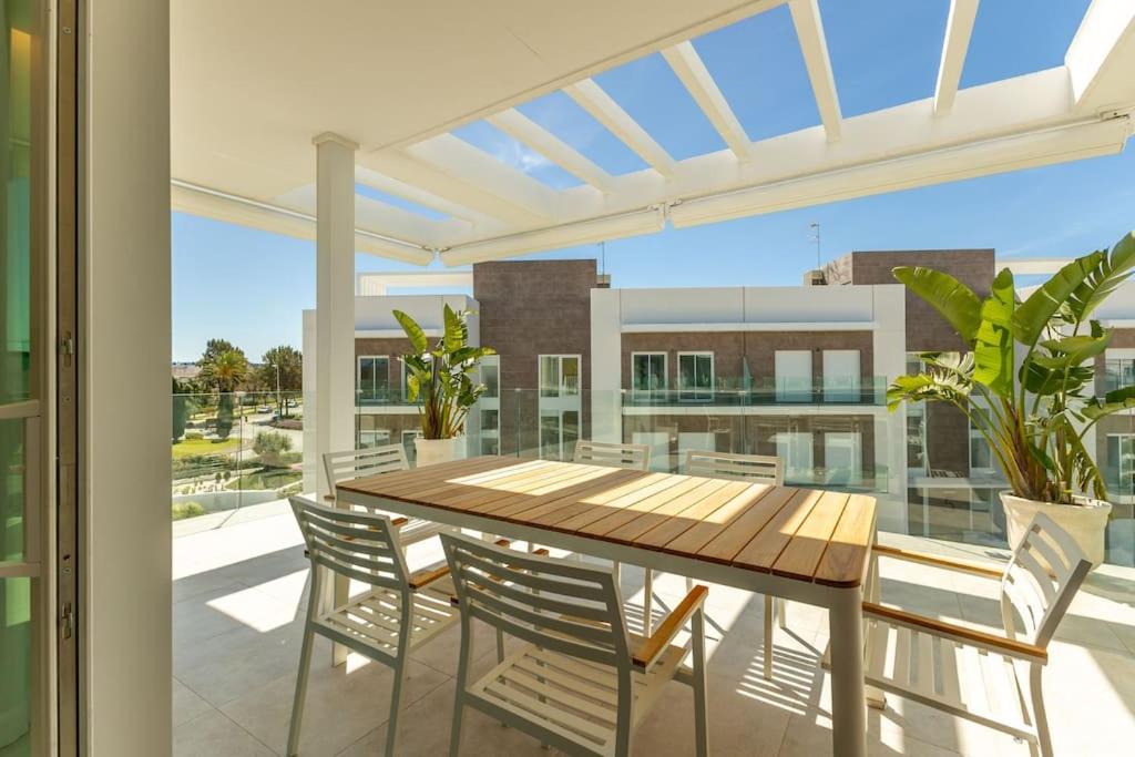 Deluxe penthouse front line to the beach by Valcambre