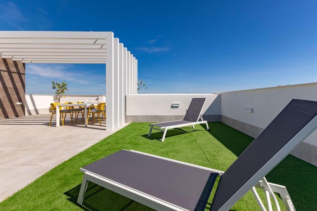 Deluxe penthouse front line to the beach by Valcambre