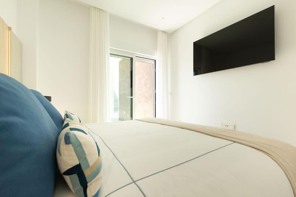 Deluxe penthouse front line to the beach by Valcambre