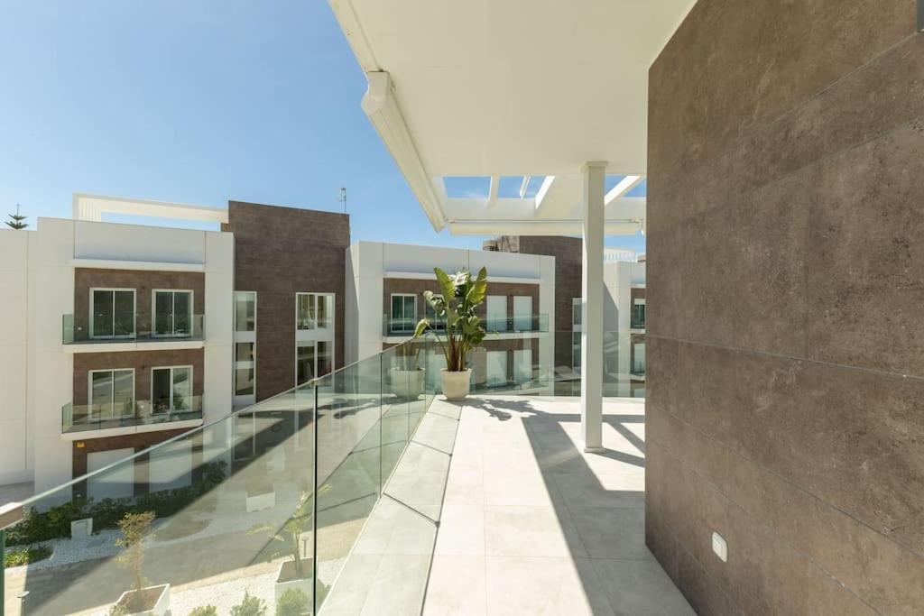 Deluxe penthouse front line to the beach by Valcambre