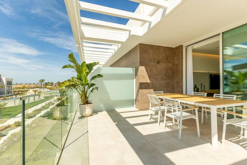 Deluxe penthouse front line to the beach by Valcambre