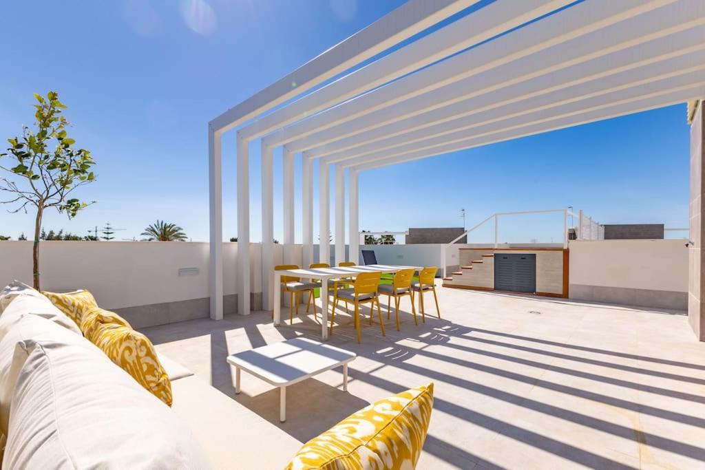Deluxe penthouse front line to the beach by Valcambre