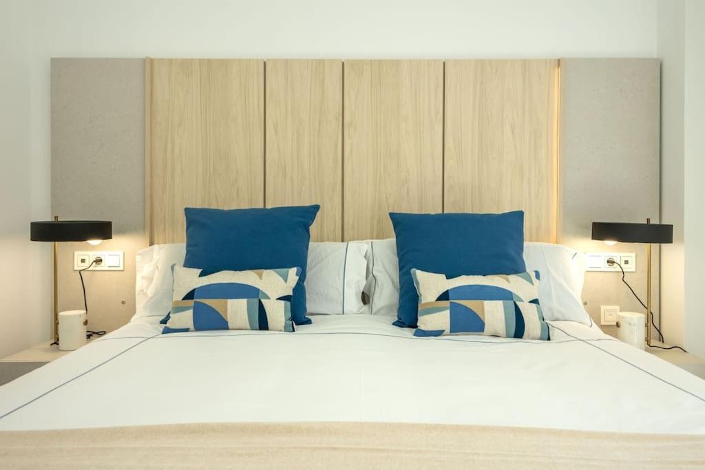 Deluxe penthouse front line to the beach by Valcambre
