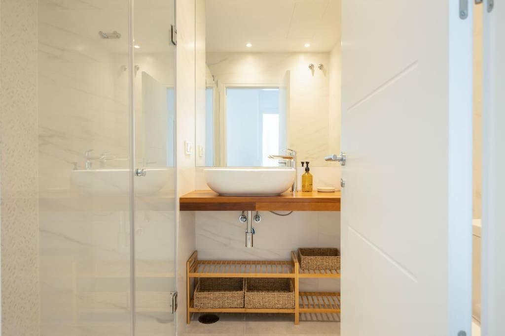 Deluxe penthouse front line to the beach by Valcambre