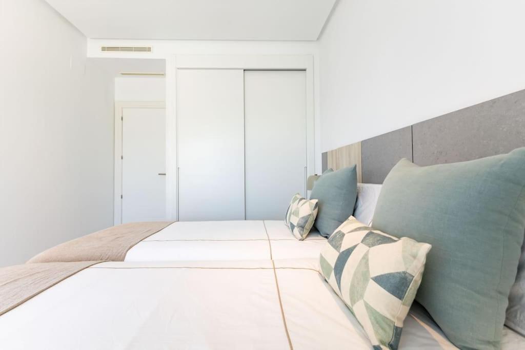 Deluxe penthouse front line to the beach by Valcambre