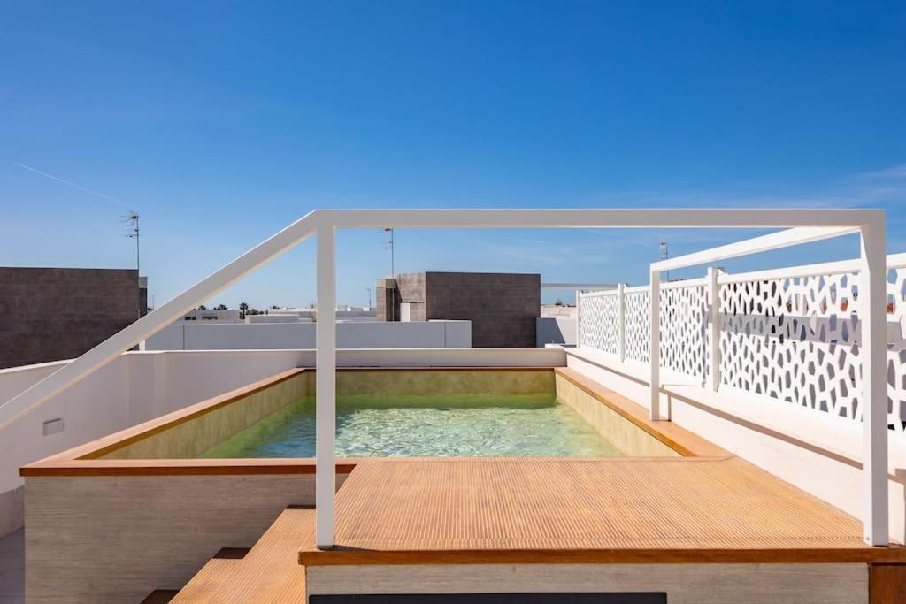 Deluxe penthouse front line to the beach by Valcambre