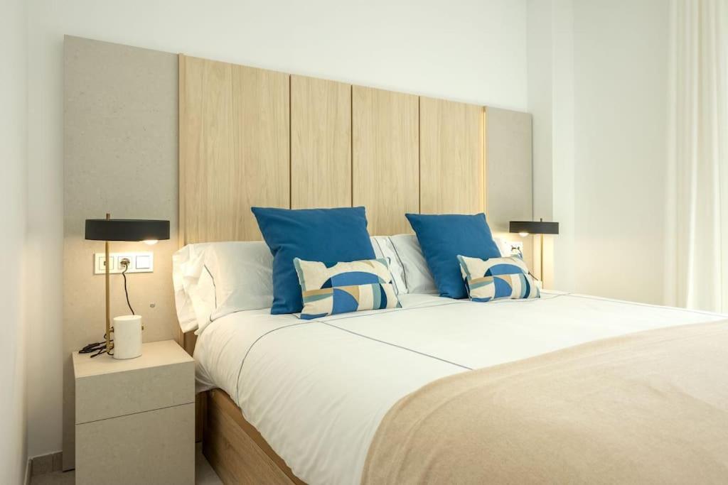 Deluxe penthouse front line to the beach by Valcambre