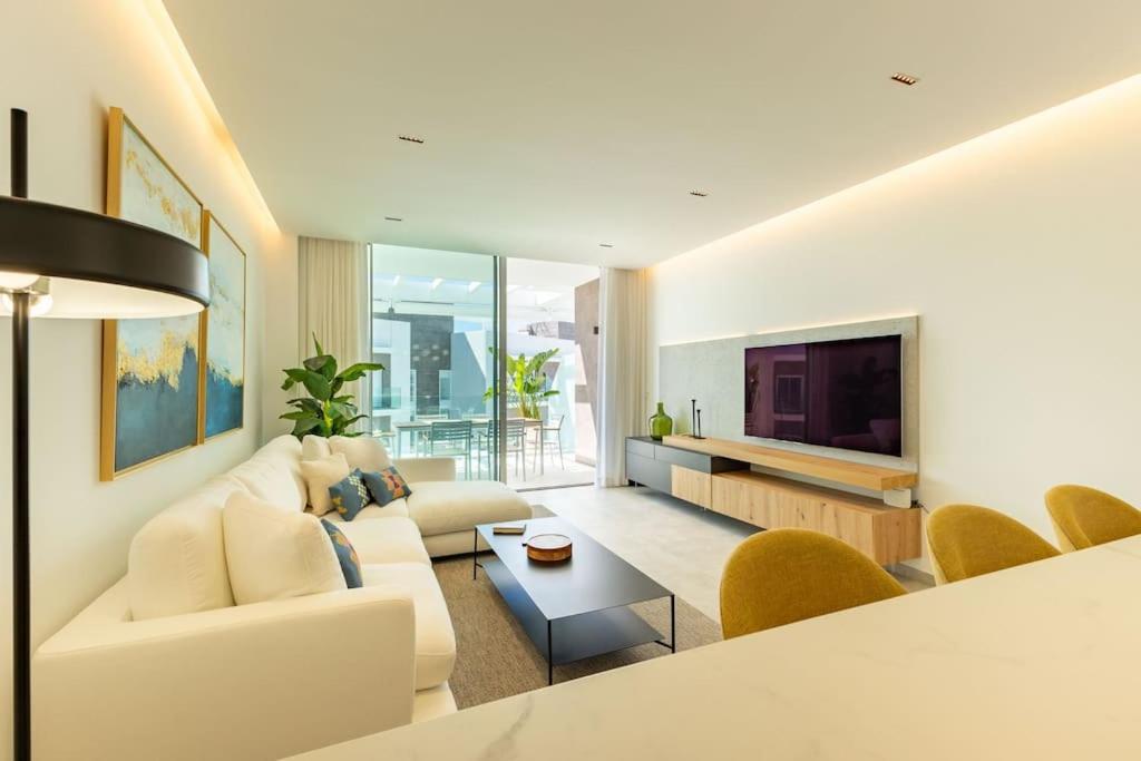 Deluxe penthouse front line to the beach by Valcambre