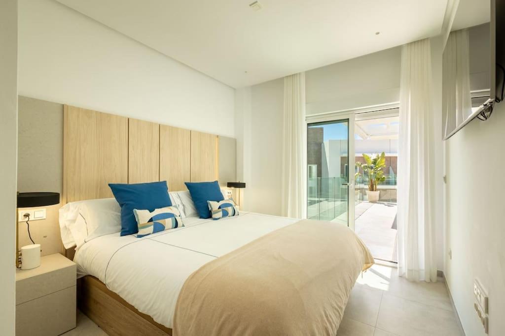 Deluxe penthouse front line to the beach by Valcambre