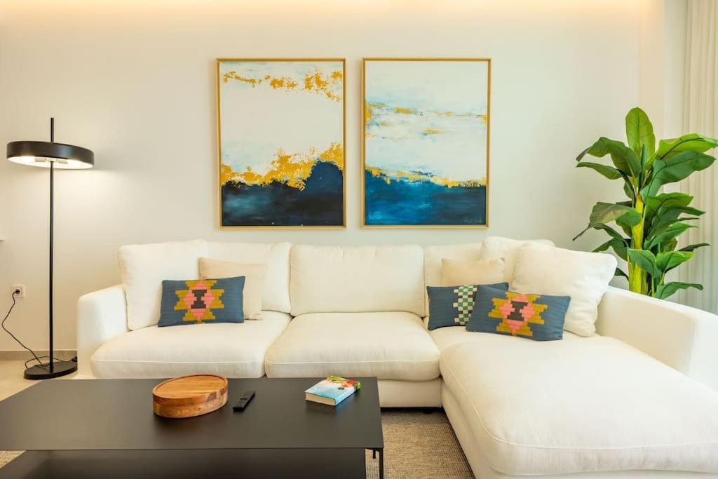 Deluxe penthouse front line to the beach by Valcambre