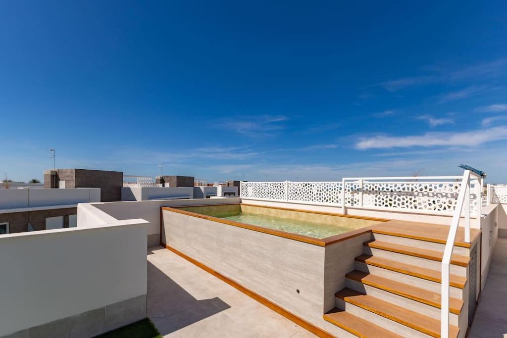 Deluxe penthouse front line to the beach by Valcambre