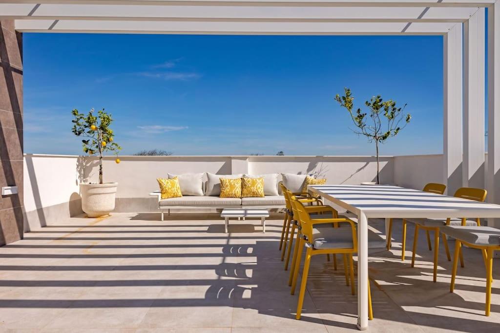 Deluxe penthouse front line to the beach by Valcambre