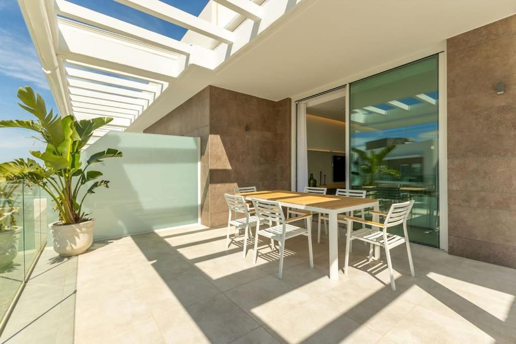 Deluxe penthouse front line to the beach by Valcambre