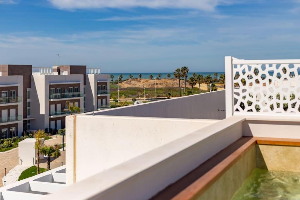 Deluxe penthouse front line to the beach by Valcambre