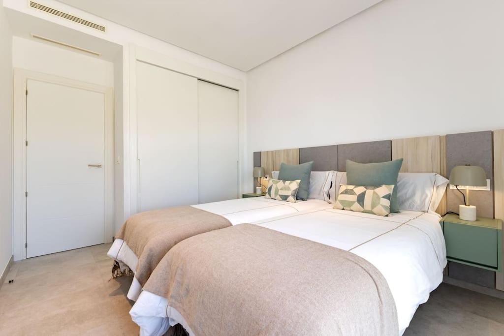 Deluxe penthouse front line to the beach by Valcambre