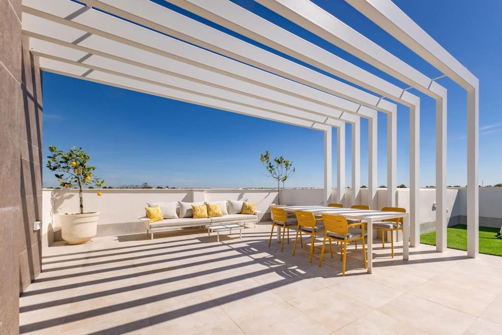 Deluxe penthouse front line to the beach by Valcambre