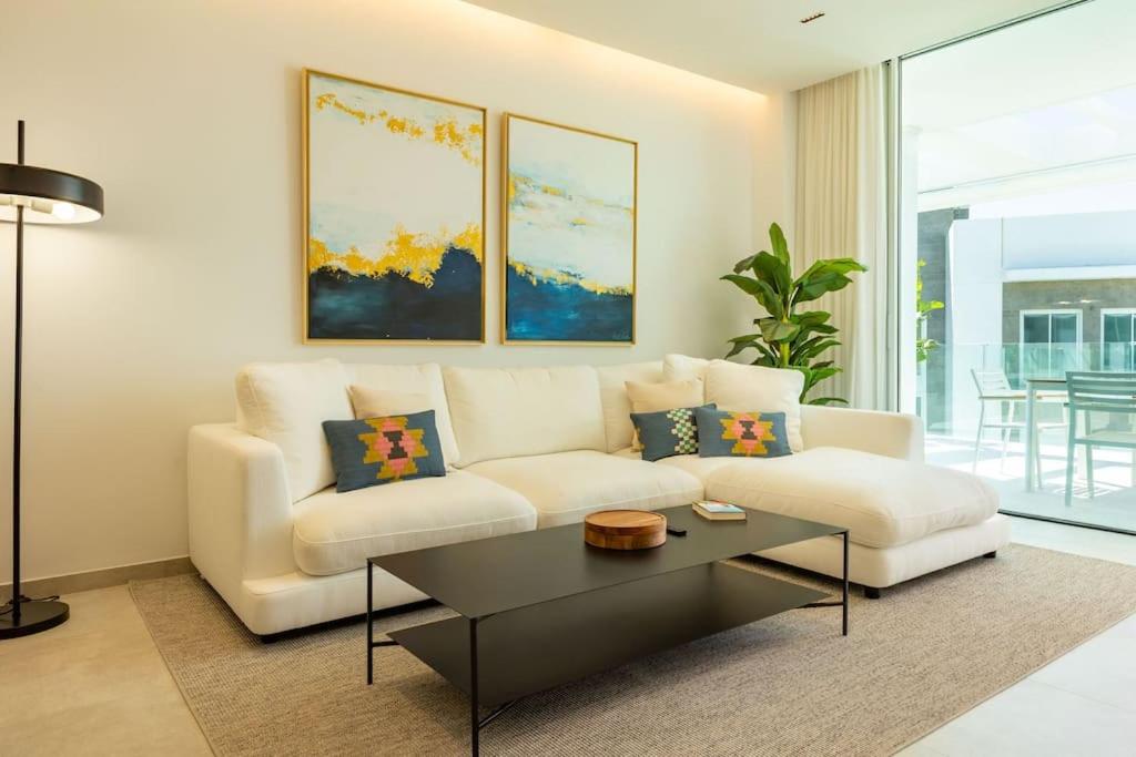 Deluxe penthouse front line to the beach by Valcambre