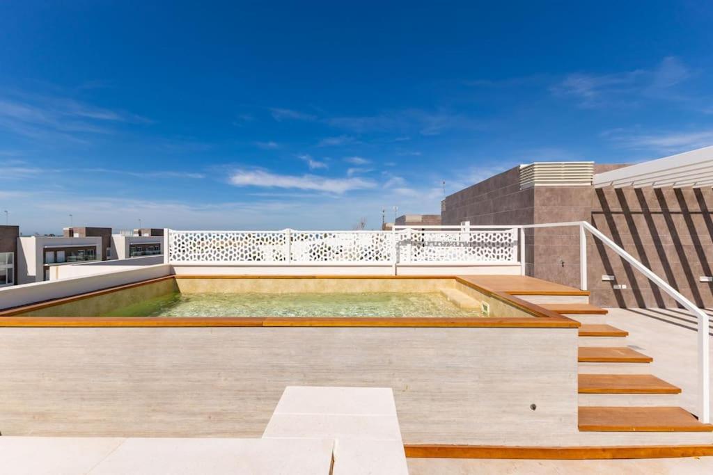 Deluxe penthouse front line to the beach by Valcambre