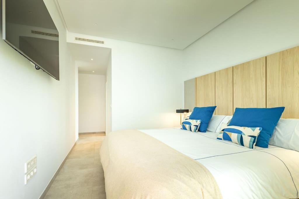 Deluxe penthouse front line to the beach by Valcambre
