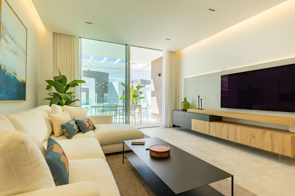 Deluxe penthouse front line to the beach by Valcambre